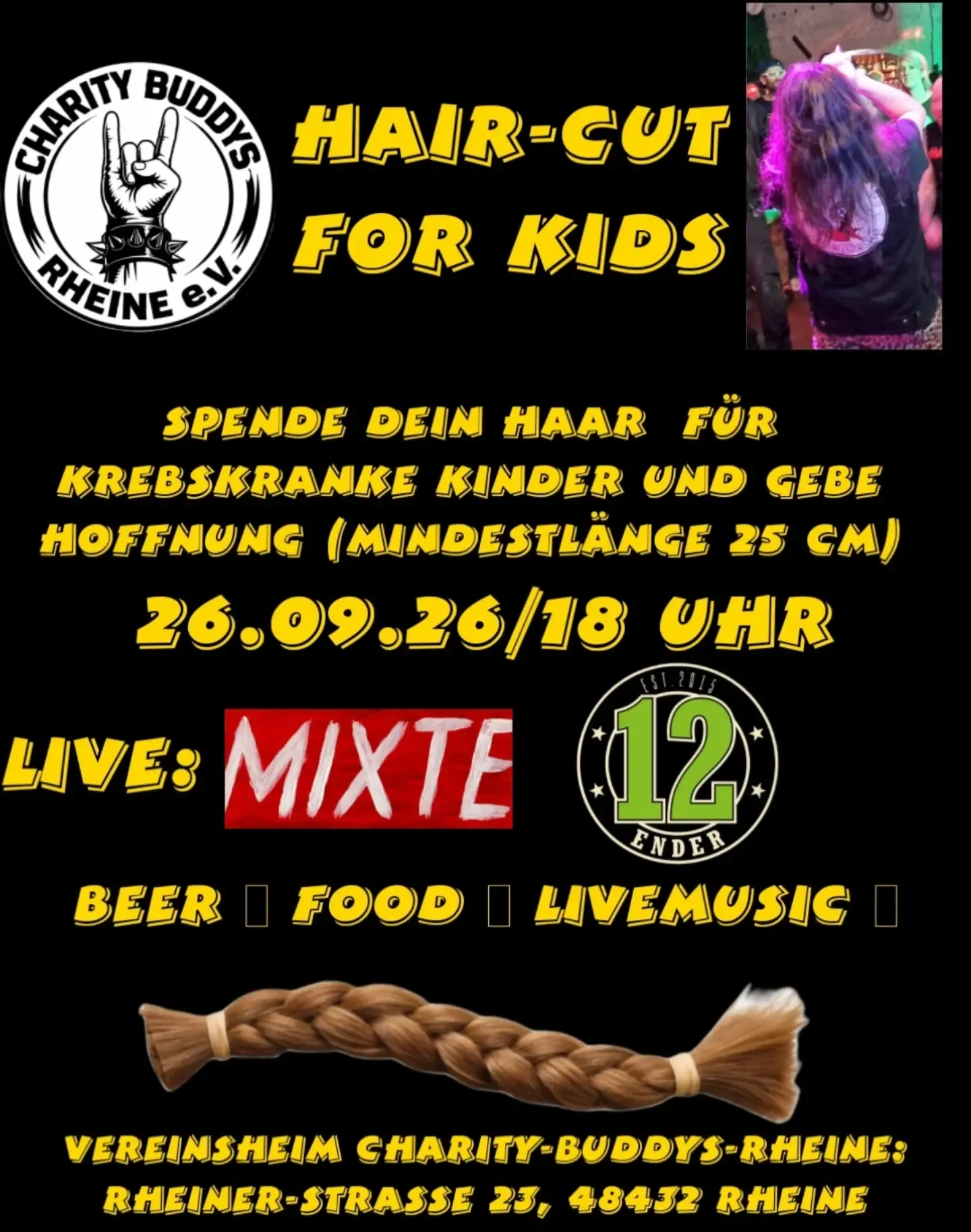 Schwarzes Plakat mit gelber Schrift. Oben das Logo der Charity Buddys Rheine und der Titel Hair-Cut for Kids, daneben ein Foto von einem Haarschnitt. Text: Spende dein Haar für krebskranke Kinder und gebe Hoffnung, Mindestlänge 25 Zentimeter, 26.09.26 um 18 Uhr. Live: Mixte und 12 Ender. Beer, Food, Livemusic. Abbildung eines abgeschnittenen Zopfes. Unten Vereinsheim Charity-Buddys-Rheine, Rheiner Straße 23, 48432 Rheine.